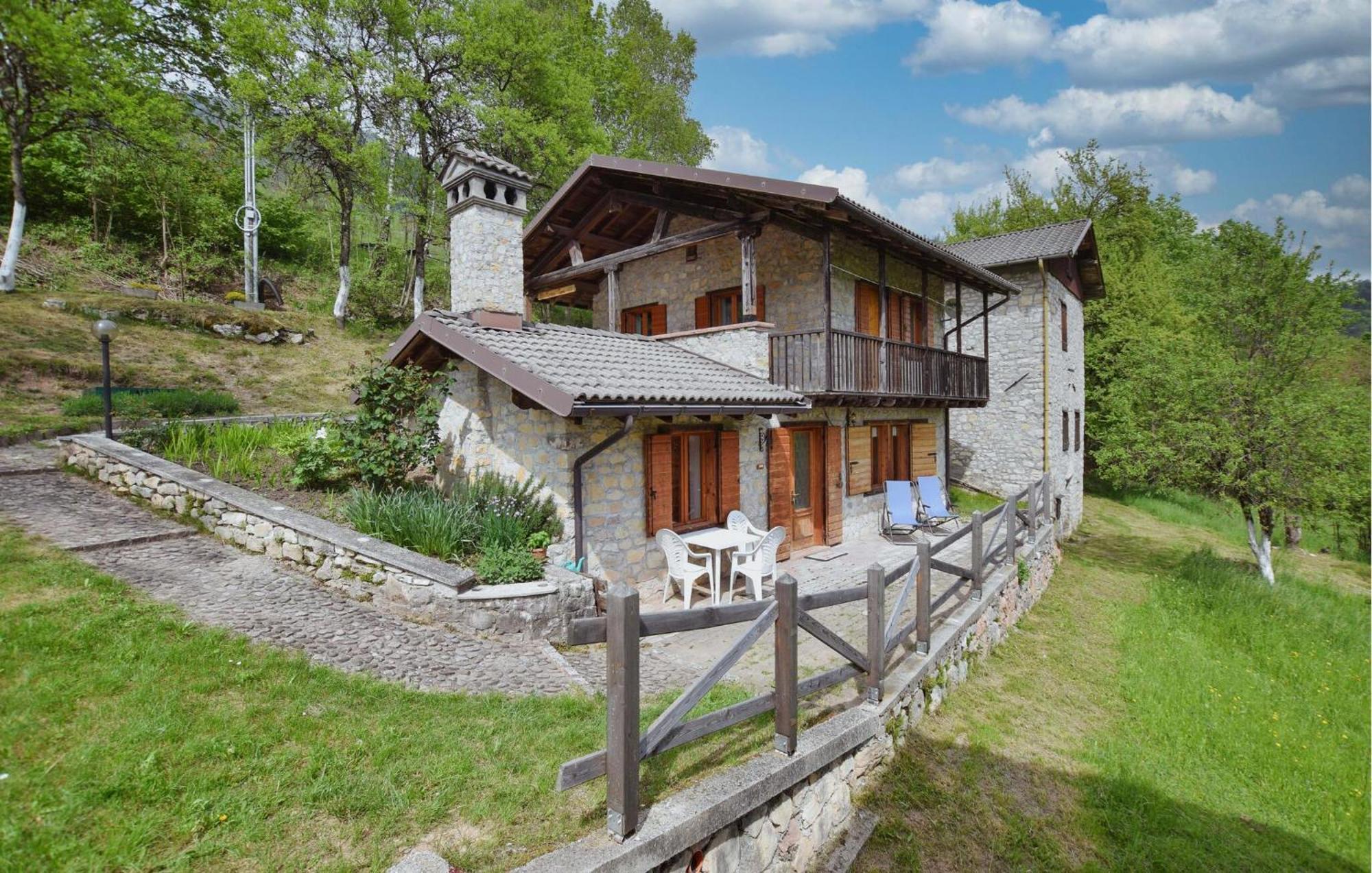 2 Bedroom Lovely In Zorzoi Sovramonte